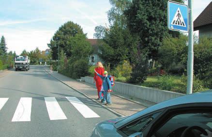 Üben Sie mit Ihrem Kind so früh wie möglich das richtige Verhalten im Verkehr ein und seien Sie ein Vorbild.