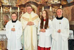 Pfarrer Fetsch, auch im Namen der Pfarrgemeinde, während des Sonntagsgottesdienstes am 19. Juli 2015 herzlich bei ihnen. Als Zeichen der Anerkennung überreichte ihnen Hr.