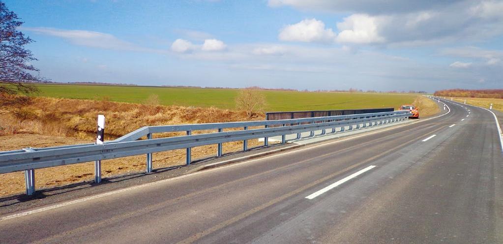 11.2014 freigegebenen 2,5 km langen Straße einschließlich einem Brückenbauwerk über die Leine und einem Kreisverkehr erheblich besser in die regionale Infrastruktur eingebunden.