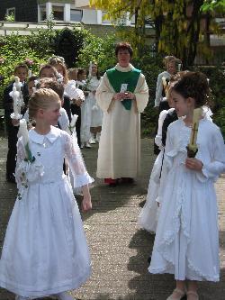 Februar stellen sich die Kinder den Gemeinden im jeweiligen Sonntagsgottesdienst vor. 16.5.2004 "Kommt zum Baum des Lebens" 27 Kinder gingen heute in St.