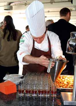 Branchenblick 4. Chefmanship Centre im BVB-Stadion Unilever Food Solutions betreibt seit April 2011 vier Chefmanship Centre das neueste in Dortmund.