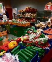 Obst, Gemüse, Brot, Konserven, Wasser und Hygieneartikel wurden von den örtlichen Partnern gespendet, erklärt Dirk Gieler.