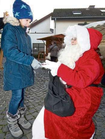 Dezember, zu seiner traditionellen Weihnachtsfeier ein, die wieder ein unterhaltsamen Weihnachtsprogramm beinhaltet.