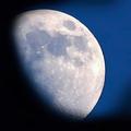 Mond Der Mond ist ebenso wie die Sonne von alten Kulturvölkern verehrt worden, weil Entfaltung allen Lebens unmittelbar mit ihm verbunden wird. Sein mildes Licht erhellt nur zart die Nacht.