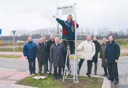 4 NEUBAU Dr. Lieselotte Klemm- Nolte enthüllt das Straßenschild der Hauptzufahrtstraße zum neuen Klinikum in Häverstädt, die nach ihrem 1998 verstorbenen Mann Prof. Dr. Hans Nolte benannt wurde.