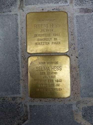 Selma und Robert Hess Robert und Selma Hess wurden am 30. August 1884 beziehungsweise am 24. Oktober 1898 in Frankfurt geboren. Robert Hess hatte bis zum Abitur das Goethe-Gymnasium besucht.