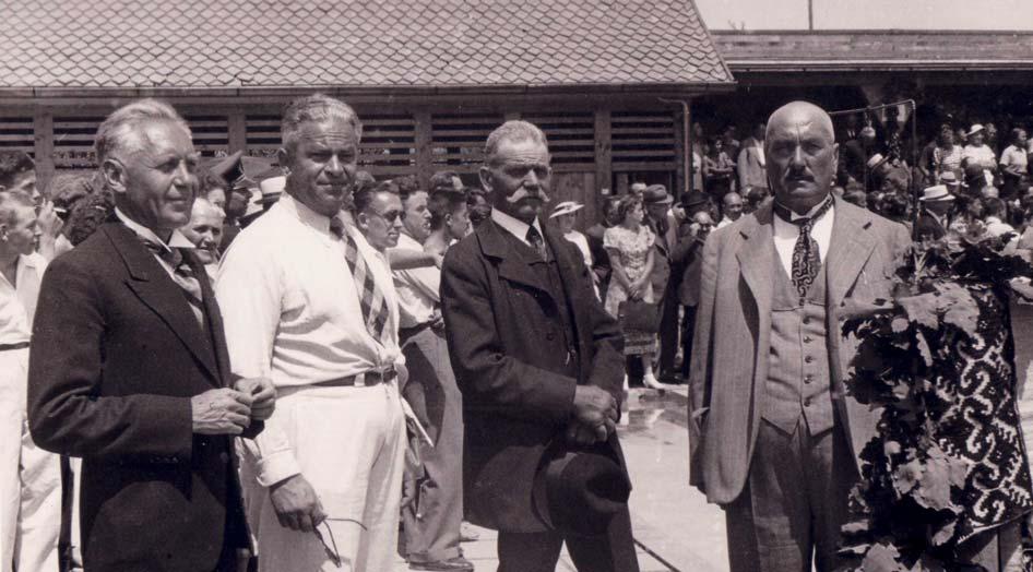 Honoratioren bei der Eröffnung (v.l.n.r.): Pfr. Hans Brantsch, Bankdirektor Heinrich Teutsch, Kirchenvater Brenndörfer, Kurator Fritz Haupt.