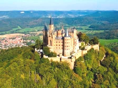 Ausflug zur Burg Hohenzollern Samstag, 28. Juli 2018 Die Burg Hohenzollern wird 150 Jahre alt. Grund genug sie mal genau unter die Lupe zu nehmen.