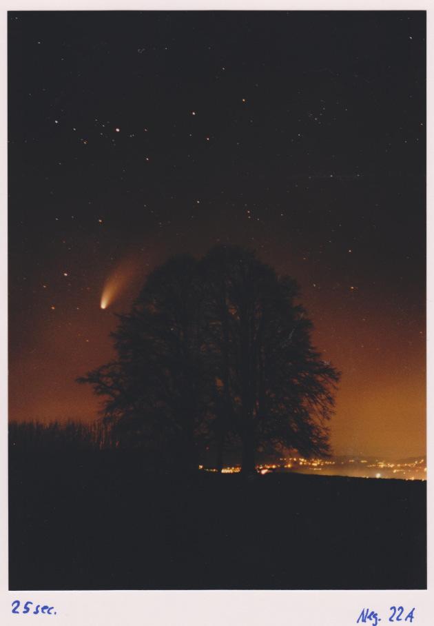 Der Komet hat schon seit längerer Zeit ziemlich viel Staub ausgedampft und bereits einen schönen Schweif. Anfang Februar ist der Komet zum ersten Mal am Südhimmel von blossem Auge beobachtet worden.