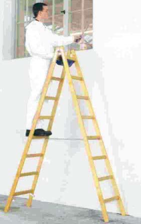 Stufenstehleitern bieten gegenüber Sprossenstehleitern größere Auftrittsflächen.