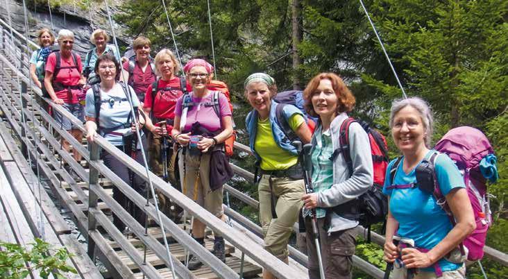 Lachende Gesichter am Traversinasteg Auf dem Gipfelplateau des Bishorn 4153 m Gipfelrast unterm Bishorn DAV-Ladies-Trekking Via Spluga Zu Fuß von der Schweiz nach Italien Hochtour ins Wallis zum