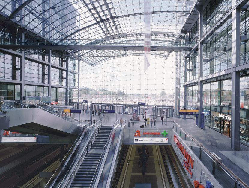Die erste erfreuliche Überraschung, die der Hauptbahnhof für den Eintretenden bereithält, ist seine Übersichtlichkeit die Konzeption des großen Gebäudes erschließt sich dem Reisenden auf den