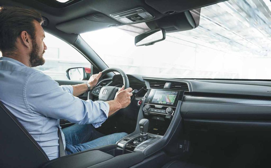 interieur I 18 19 Den Fahrer im Fokus Sobald Sie in den ergonomisch gestalteten Sitzen Platz genommen haben, sorgen hoher Komfort und höchste Qualität für anhaltende Begeisterung auf kurzen wie auf