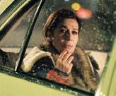 Am Straßenrand liest sie Gerlinde (Hannelore Elsner) auf, die blutend in einem Wagen liegt. Nach gut einem Drittel schlägt der Film eine Volte und setzt das Geschehen in immer neue Perspektiven.