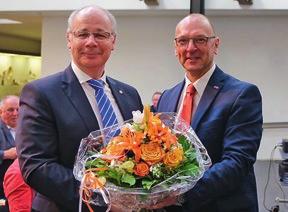 Nordrhein-Westfalen Frank J. Schönhardt (rechts) gratuliert Dr. Georg Kippels MdB Siegburg. Der Bundestagsabgeordnete Dr. Georg Kippels ist neuer Bezirksvorsitzender im Mittelrhein.