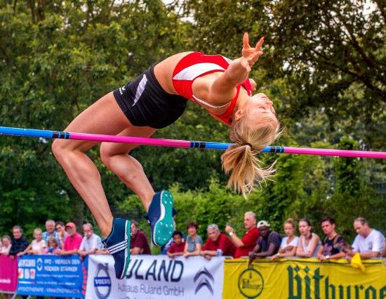Johanna Sonnabend, TuS Wesseling, siegte mit Saisonbestleistung von 1,69 m im