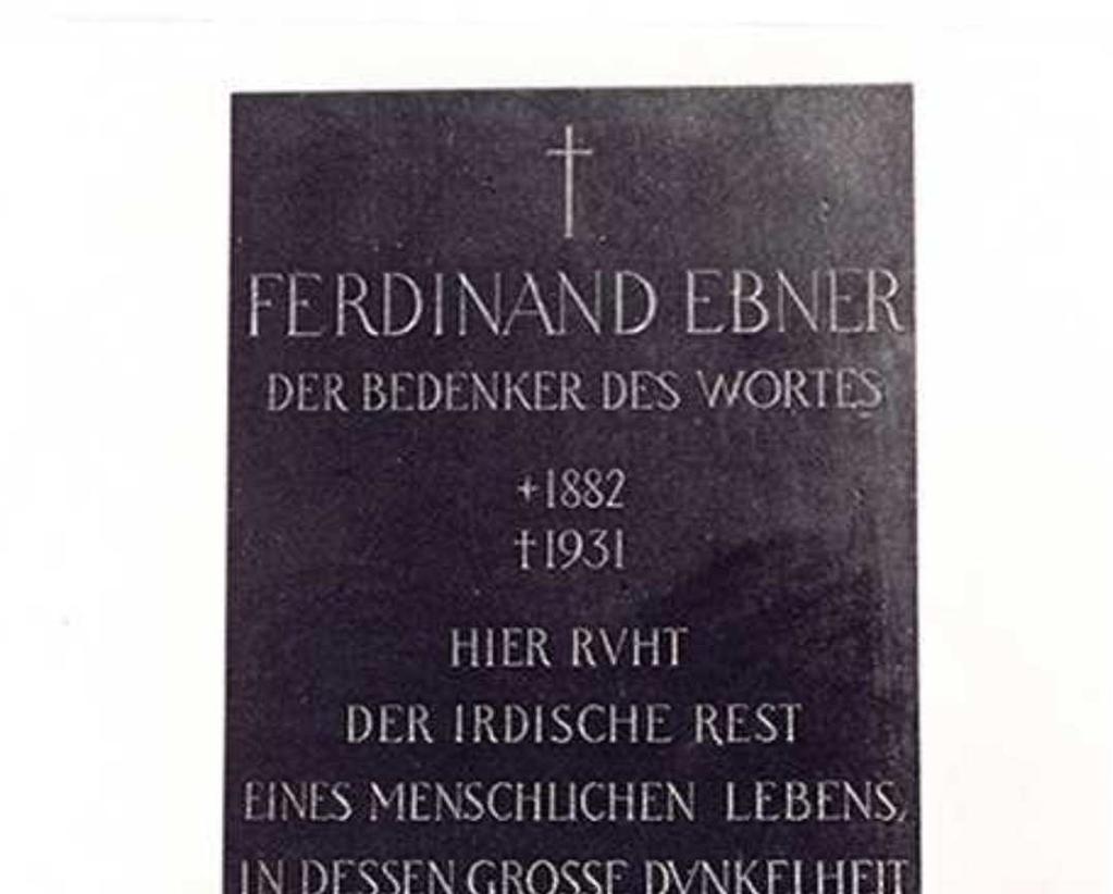 Das Grab Ferdinand Ebners befindet sich in unmittelbarer Nähe des Grabes von Ferdinand Ramler am Gablitzer Friedhof.
