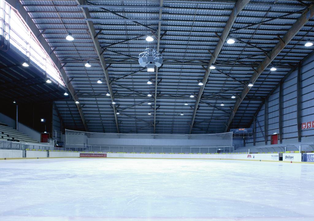 EIS-/EVENTHALLE MIT STARFEELING Die auffällig rote Eis-/Eventhalle eignet sich für Grossanlässe jeder Art. Sie kann im Originalzustand als Eishalle genutzt oder dekorativ umgestaltet werden.