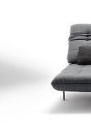 Die gesteppten Sitze und Lehnen wirken trotz ihrer kissigen Optik nahezu schwerelos und verleihen dem Sofa sein elegantes Aussehen.