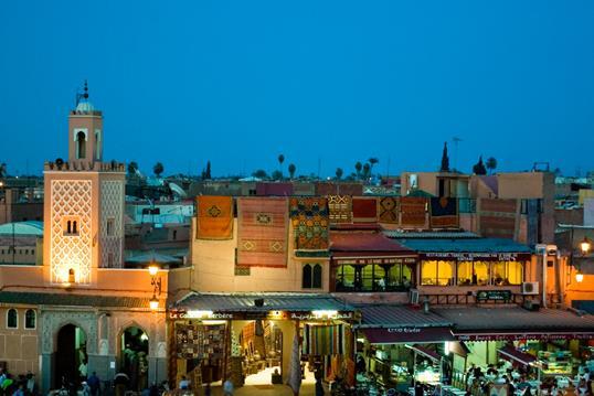 Sehenswert ist auch die Medina von Marrakech und nicht zuletzt gibt das malerische Zunftviertel, wo Kupferschmiede, Stoffhändler und Färber ihrem Handwerk nachgehen, ein Fest für die Augen.