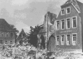 Die Bücherausgabe musste spätestens mit der schweren Zerstörung des Gebäudes durch Fliegerbomben am 21. März 1945 ruhen. Das gesamte Karteikartenmaterial und Kataloge usw. waren verloren gegangen.