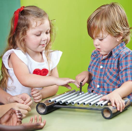 Musikalische Kinderspiele, Tänze und gemeinsames Singen führen ohne vorgegebene Leistungserwartungen zu ersten musikalischen Erlebnissen und Erfahrungen.