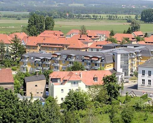 Der Zugang zum Haus und die gesamte Wohnanlage sind barrierefrei und behindertengerecht gestaltet. Alle Aufzüge sind ebenerdig erreichbar.