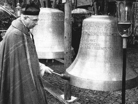 Glockenweihe März 1988 9.Die Kirchenglocken von Erwin-Heinrich Dübbert Mächtig und groß großartig.