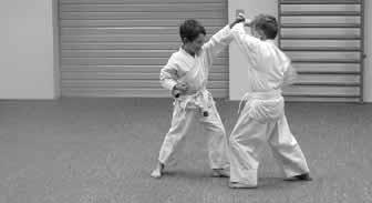 Die Kinder haben sich intensiv und mit großem Eifer auf diesen besonderen Tag vorbereitet. Nach einem Aufwärmspiel mussten die kleinen Karateka dann dem Prüfer (Thomas Elker, 3.