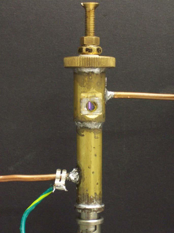 Meßzelle Meßzelle aus Messing mit Reinnickelelektroden, obere Elektrode und damit Bogenlänge einstellbar.