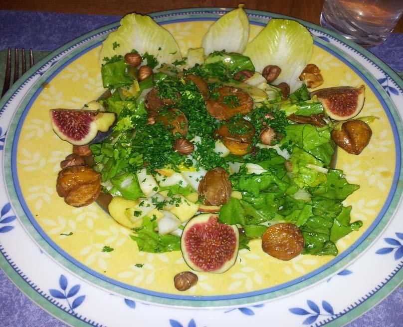 Chicorée-Kastanien-Salat Rezept für 4Personen: (Für 8 Personen zubereiten) Rezept aus Die Welt zu Gast Hiltl Vegetarisch 80 g Blattsalat, gemischt 400 g Chicorée rote Äpfel halbiert Esslöffel