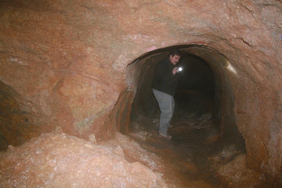 Die meisten Keller liegen in zum Teil stark verwittertem und damit leicht zu bearbeitenden Porphyrgranit, der quer durch den Landkreis in einem 2-8 km breiten und 30 km langen Band von Westen