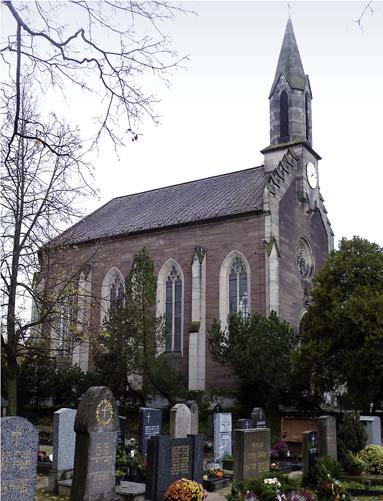 Friedhofkapelle in Würzburg. Häufig zu finden ist der Typus der Friedhofkapelle mit Kirchenschiff und deutlich abgesetztem Chor mit Polygonalschluss.