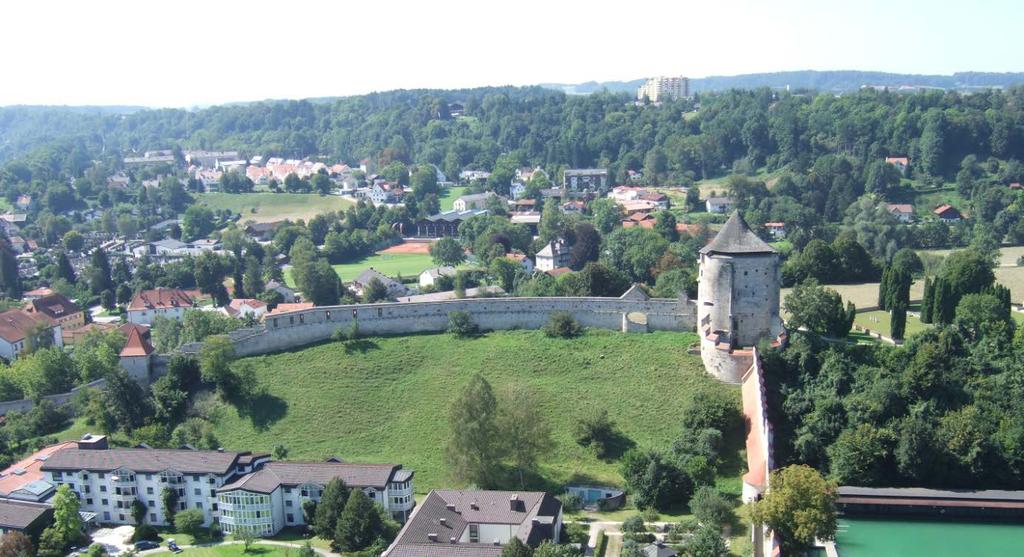 Abb. 4: Burghausen, Blick von der Hauptburg zum Turm auf