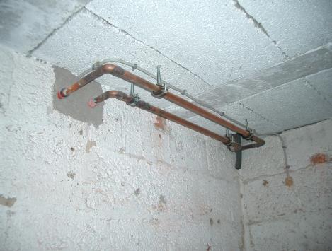 Ungedämmte Heizungsrohrleitungen, die in ungeheizten Räumen verlaufen weisen ganz erhebliche Energieverluste auf.