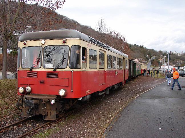 Bild links: Triebwagen des Nikolaussonderzuges samt Wagen am 1.12.