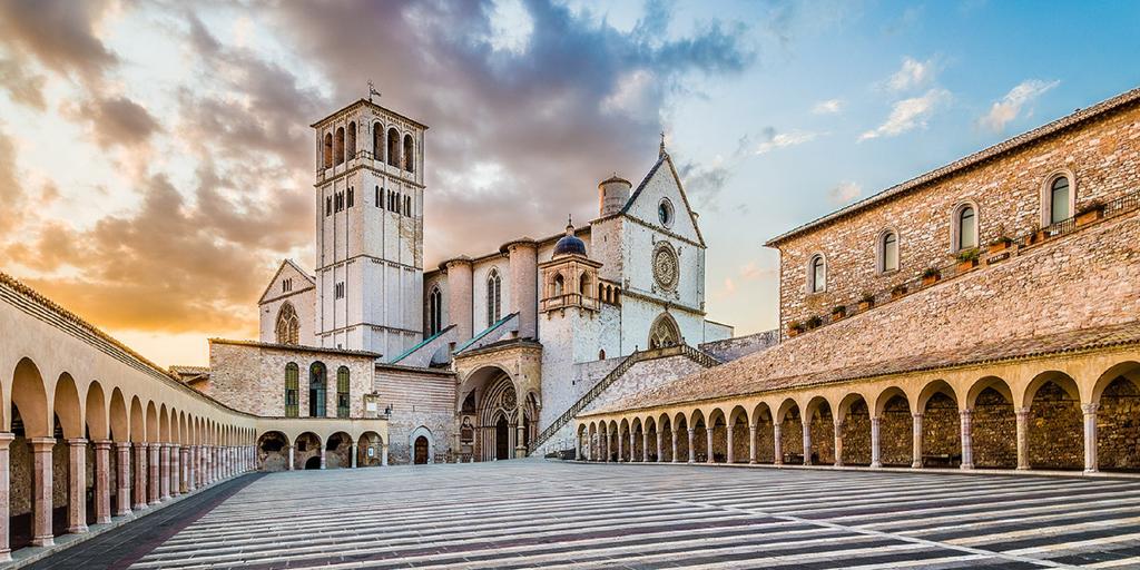 von ihrer umbrisch- römischen Entstehung, über das Mittelalter bis heute? ihren Charakter behalten hat. Unser nächstes Ziel hier ist der Dom zu Assisi, auch Cattedrale di San Rufino genannt: Der Hl.