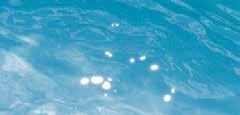Weiß Auf einer weißen Oberfläche lässt das Wasser seine zartblaue Eigenfarbe in der