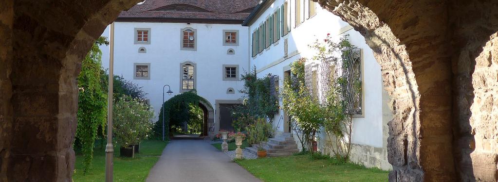Der westlich von Meierei und Schlosshof liegende sandsteinummauerte Schlossgarten mit dem Salettl, einem verputzen Pavillon, ist am Wo chen en de zur Besichtigung geöffnet.
