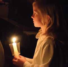 Osterkerze Wir feiern das Geheimnis von Ostern in der Nacht. Dabei spielt die Osterkerze eine wichtige Rolle. Am Osterfeuer vor der Kirche wird die Kerze entzündet.