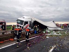 zwischen Nittendorf und Laaber in die Mittelleitplanke. Der Fahrer wurde dabei leicht verletzt.