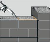 Der Beton sollte erdfeucht sein. Dann den Beton einfüllen, die Luftblasen herausstechen und mit einem Fäustel festklopfen. Verfülle auf diese Weise die ganze Reihe. 9.
