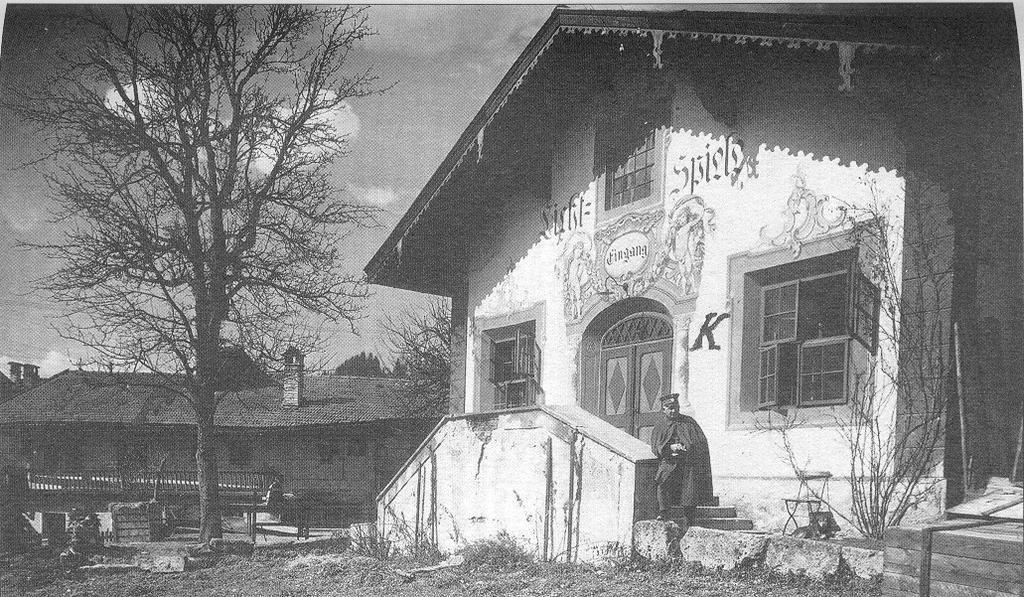 Kinobrand z. Sch. des Gottlieb Fuchs am 16.04.1929 - Vorderansicht Kinobrand z. Sch. des Gottlieb Fuchs am 16.04.1929 - Seitenansicht Die Feuerwehr legt nacheinander sechs Schlauchleitungen.