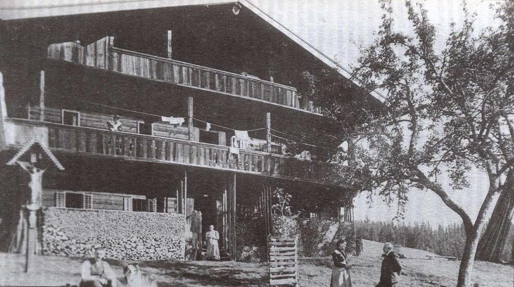 Der Lehenhof oberhalb der Kirche in den 20er Jahren. Der Hof wurde am 16.1.1932 von Bachler angezündet und brannt bis auf die Grundmauern nieder.