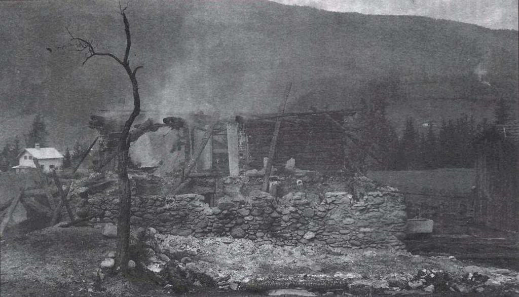Anwesen beim Mitterer nach dem Brand am 23.5.1933. Inzwischen erfasste der Brand mit ganzer Kraft auch das Wohnhaus, so dass sie nicht mehr über die brennende Stiege hinunterkonnten.