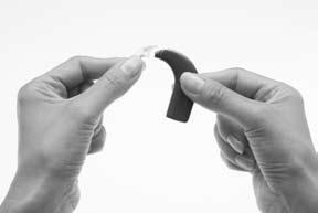 Soundprozessor tragen Ohrhaken wechseln Wenn sich der Ohrhaken lockert, sollten Sie ihn erneuern. So wechseln Sie den Ohrhaken: 1. Halten Sie den Soundprozessor und den Ohrhaken so, wie dargestellt.