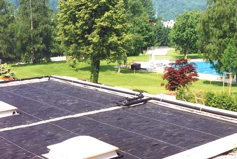 1) Die verglasten Sonnenkollektoren dienen zur Erwärmung von Brauchwarmwasser und teilweise auch als Heizungsunterstützung. In der Regel werden Flachkollektoren installiert.
