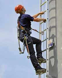 Regel 7 Wir beherrschen den Umgang mit Steigschutzleitern. Arbeitnehmer: Ich benutze ortsfeste Leitern mit Steigschutzsystemen nur, wenn ich spezifisch dafür ausgebildet und ausgerüstet bin.
