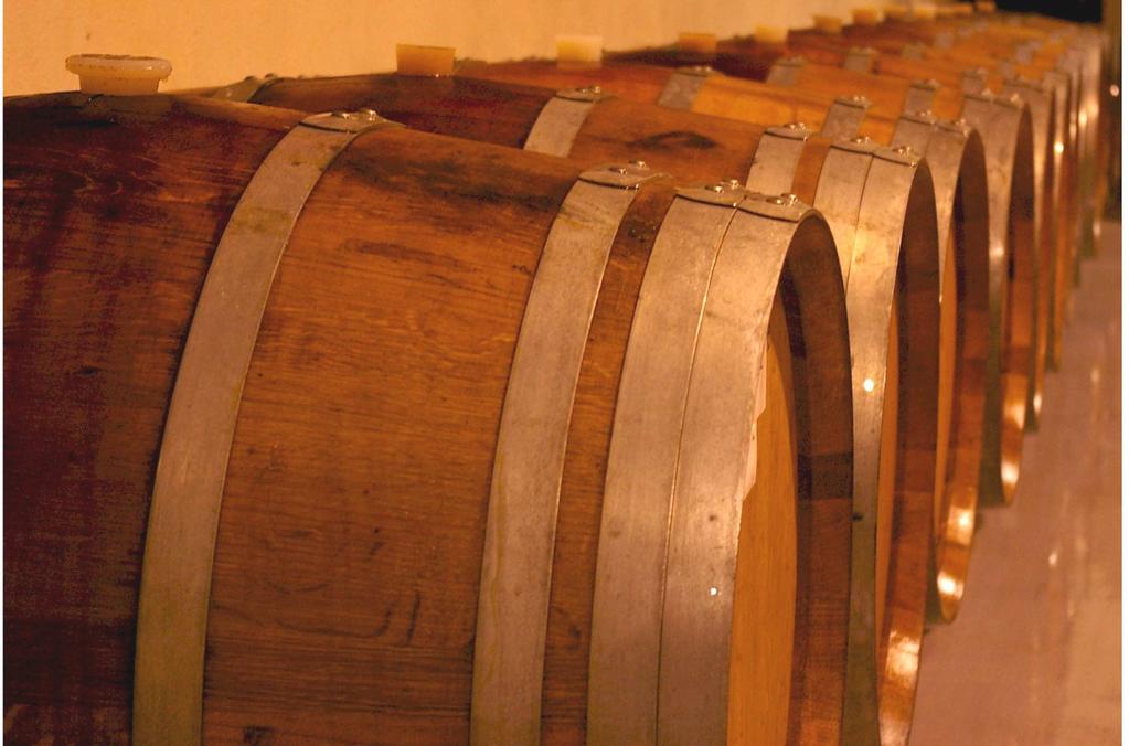 liebliche Weißweine... Rotweine aus dem Holz und Barriquefass.