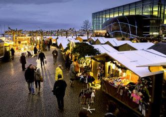 Die Bodensee- Weihnacht verwandelt den Buchhornplatz für mehr als 20 Tage in ein winterliches Hüttendorf.